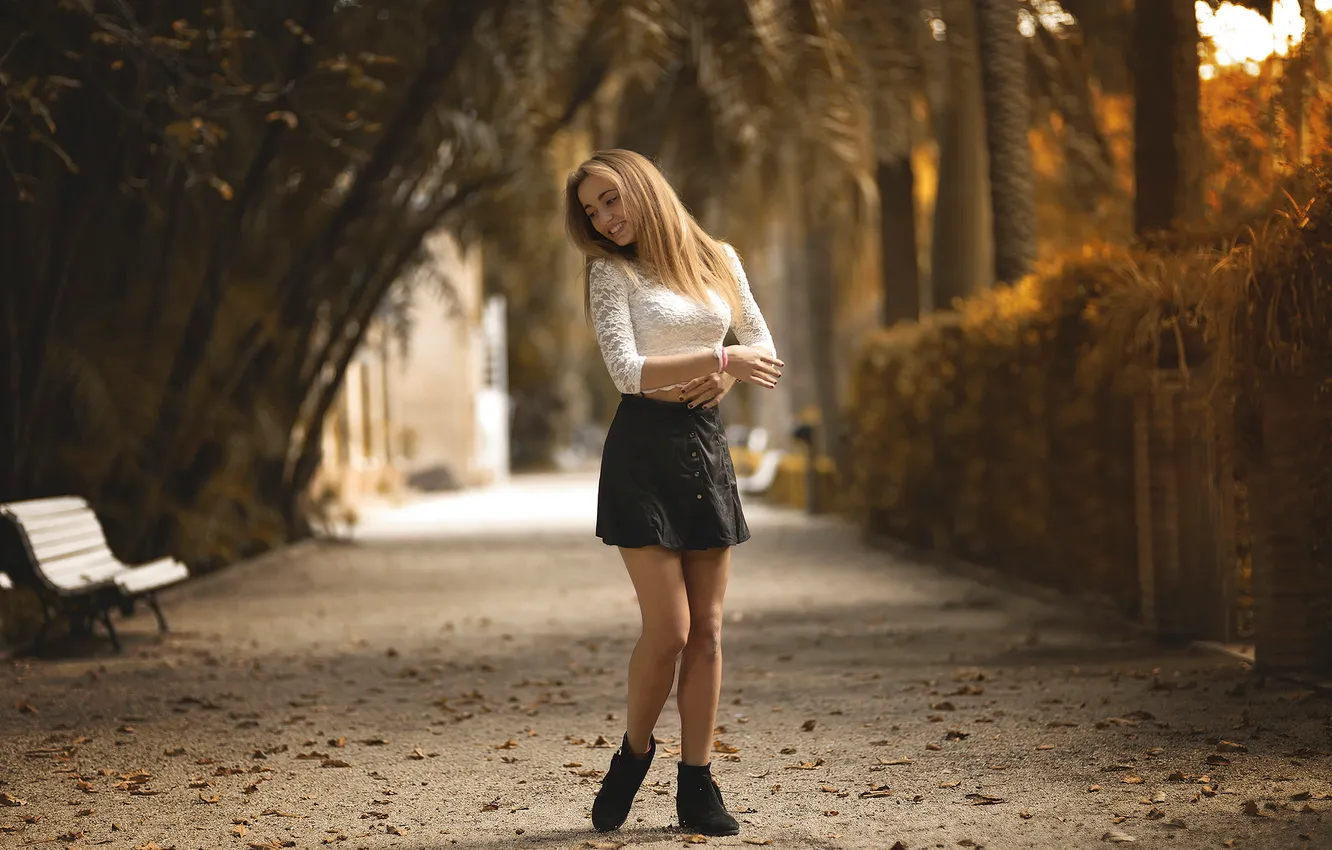 Фото обои осень, девушка, парк, юбка, ножки, аллея