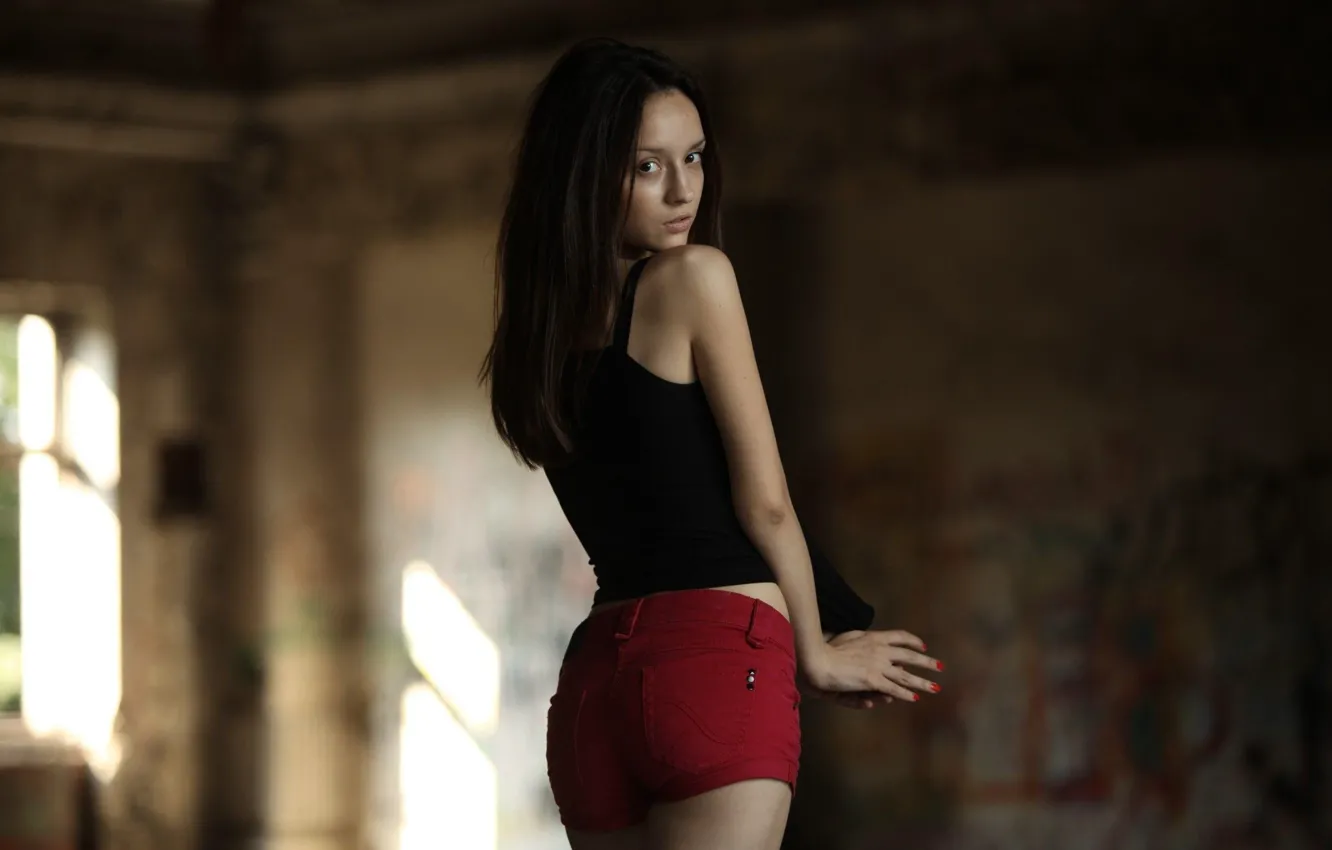 Фото обои girl, shorts, model, beauty, brunette