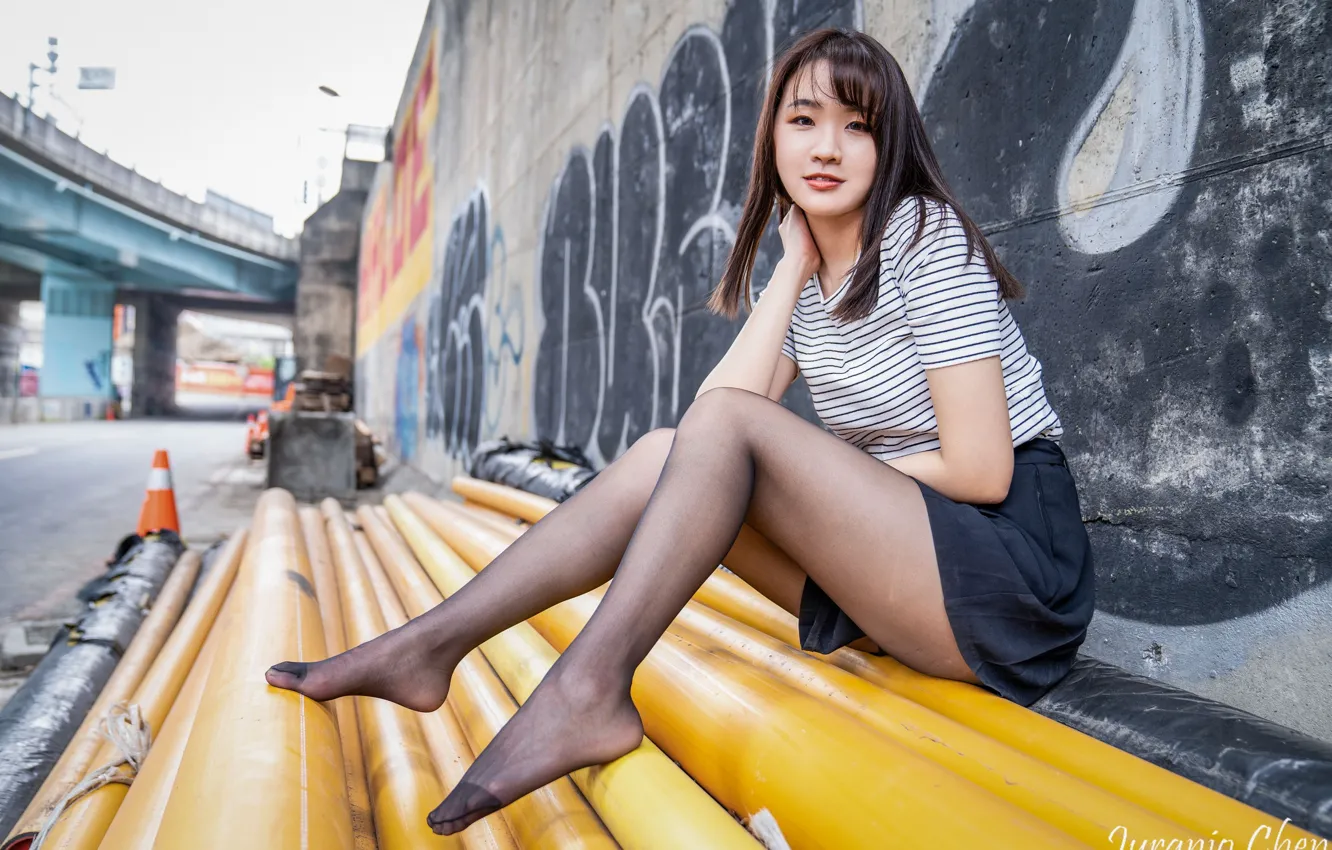 Фото обои взгляд, трубы, поза, стена, wall, азиатка, black stockings, look
