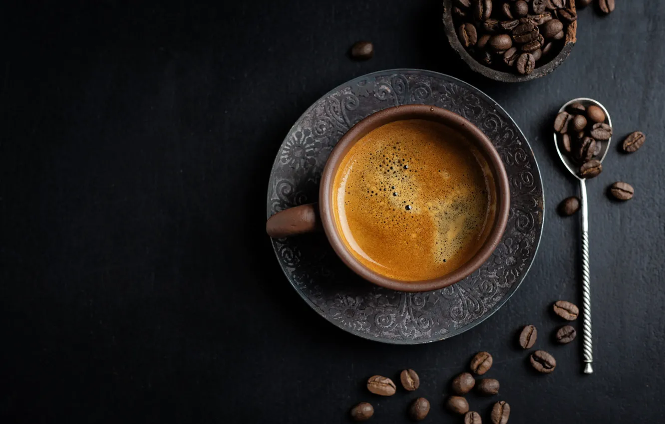Фото обои темный фон, кофе, ложка, кружка, чашка, россыпь, кофейные зерна, блюдце