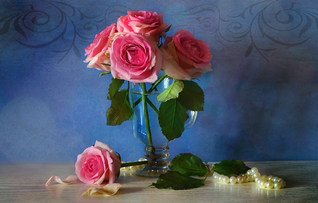 Фото обои цветы, бокал, розы, жемчуг, бусы, натюрморт