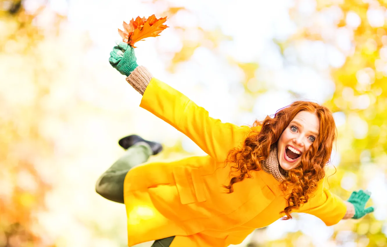Фото обои осень, листья, девушка, радость, счастье, эмоции, желтые, шарф