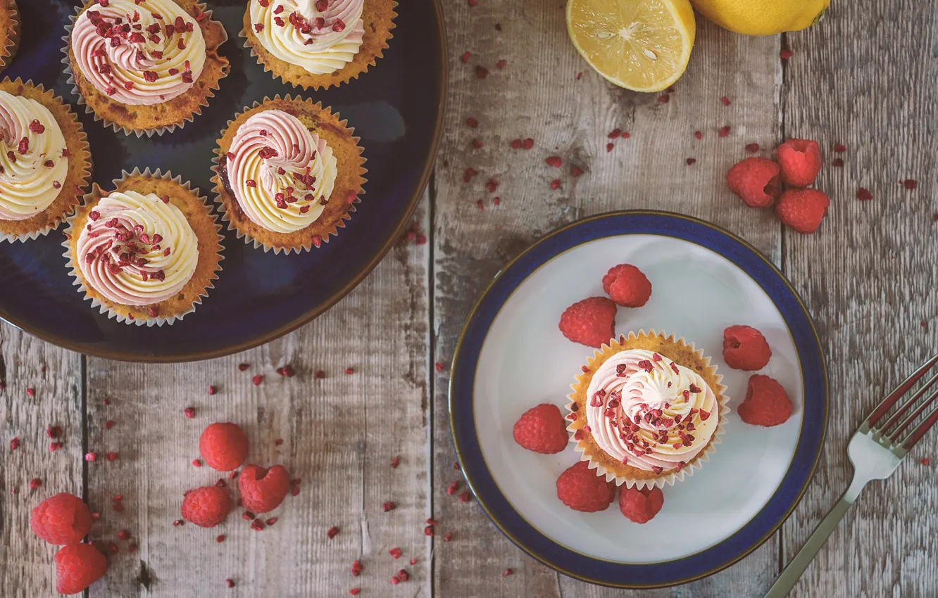 Фото обои ягоды, малина, лимон, тарелка, вилка, крем, блюдо, кексы