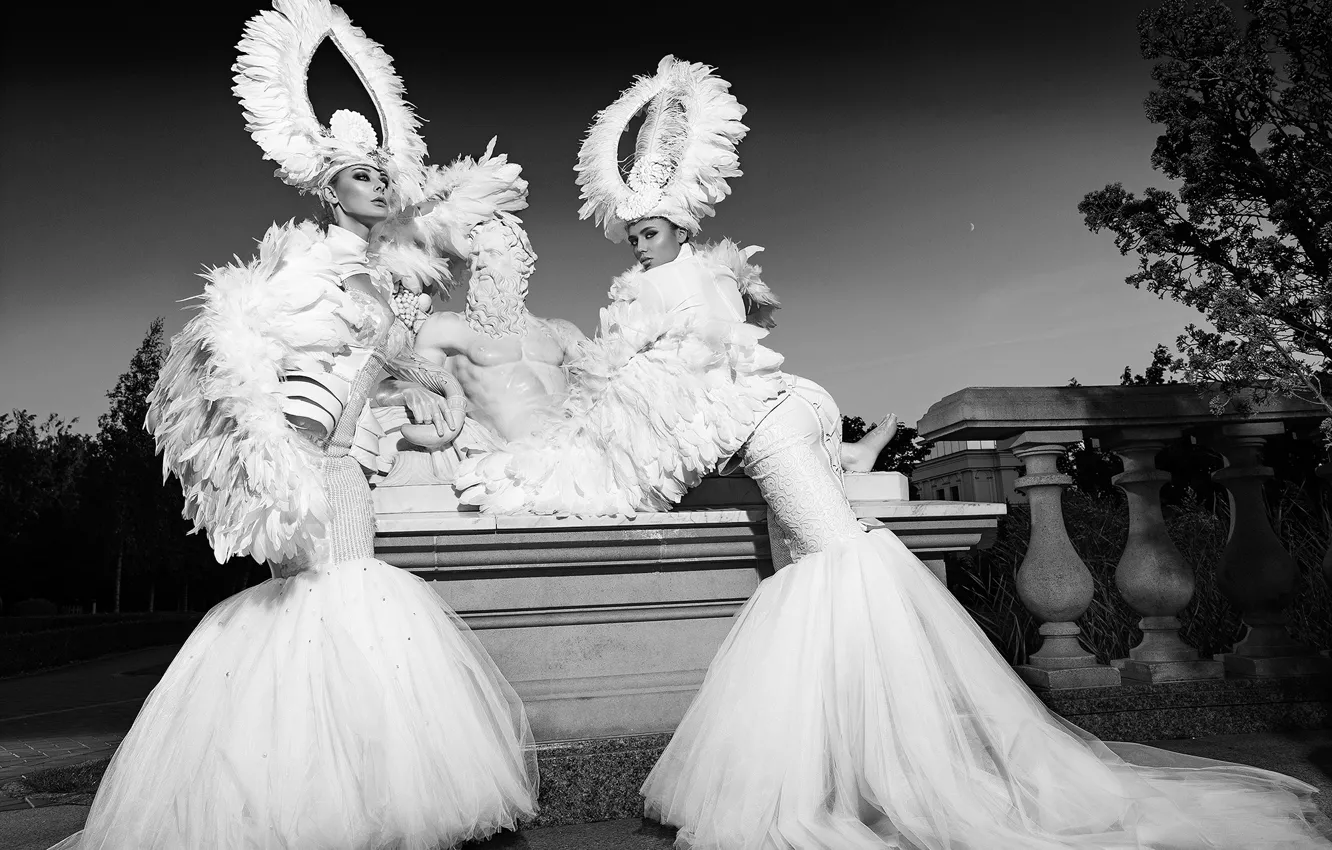 Фото обои поза, стиль, платье, чёрно-белая, скульптура, две девушки, модели, монохром