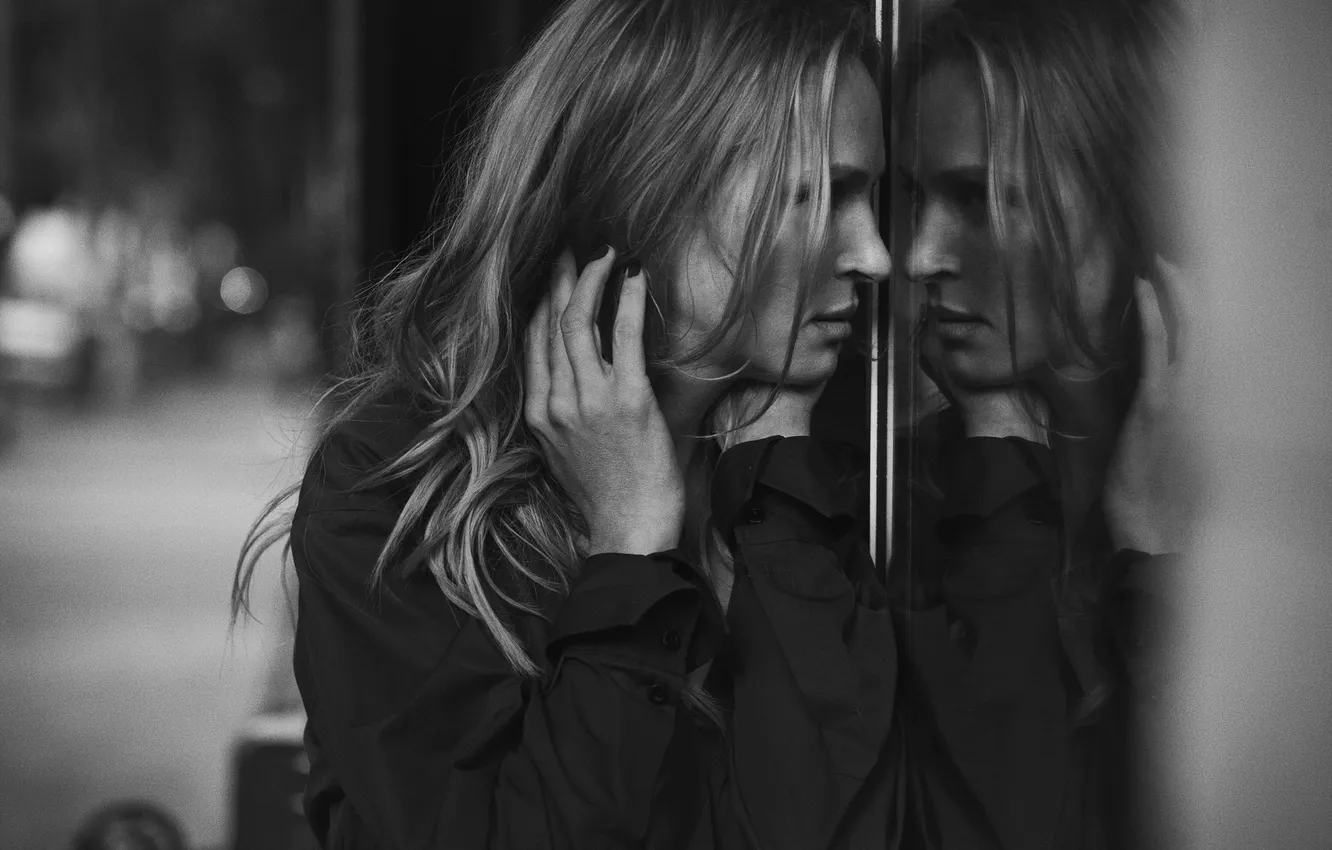 Фото обои поза, отражение, актриса, черно белая, Uma Thurman, Ума Турман