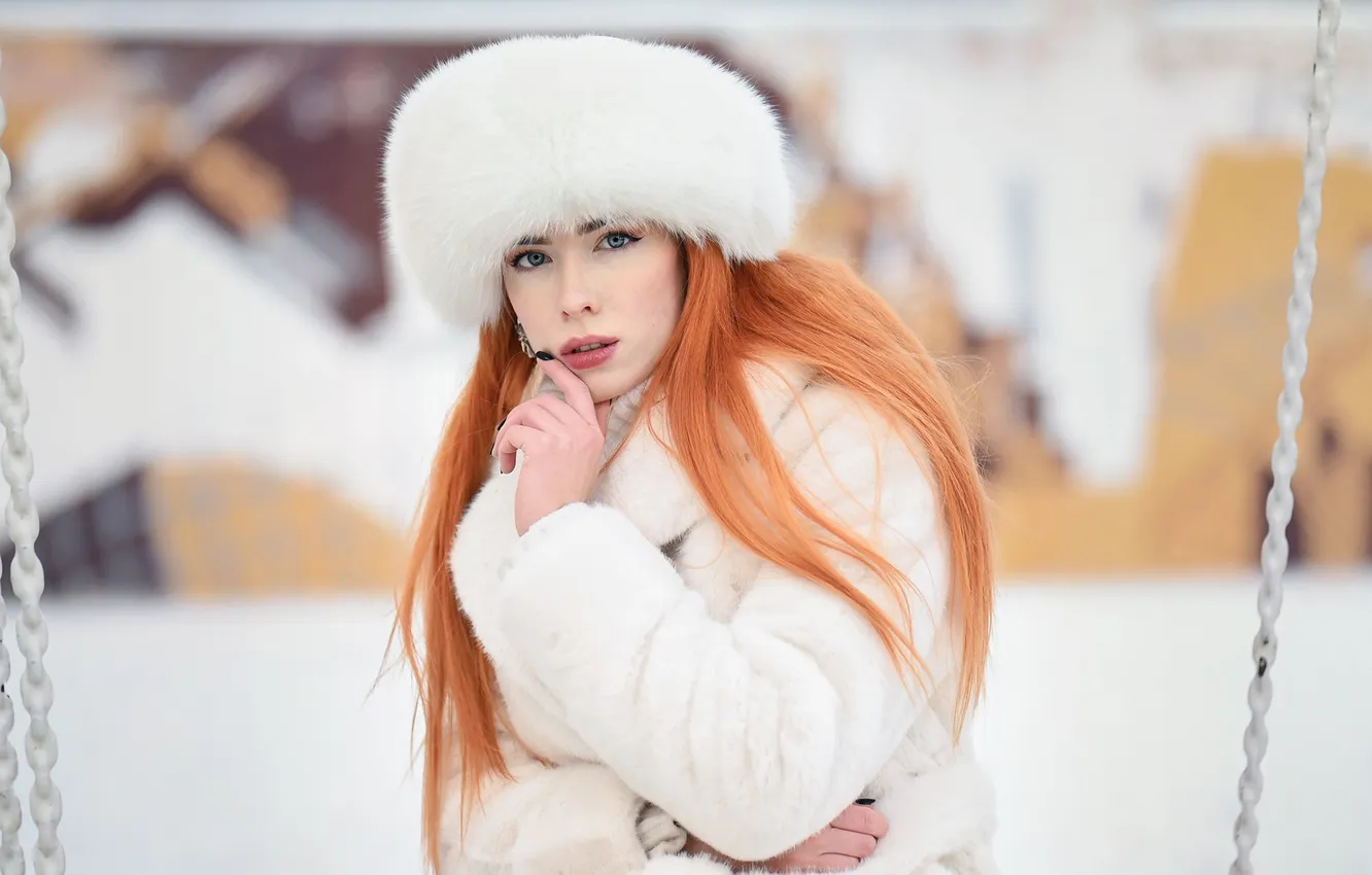Фото обои зима, взгляд, девушка, поза, шапка, портрет, руки, шуба