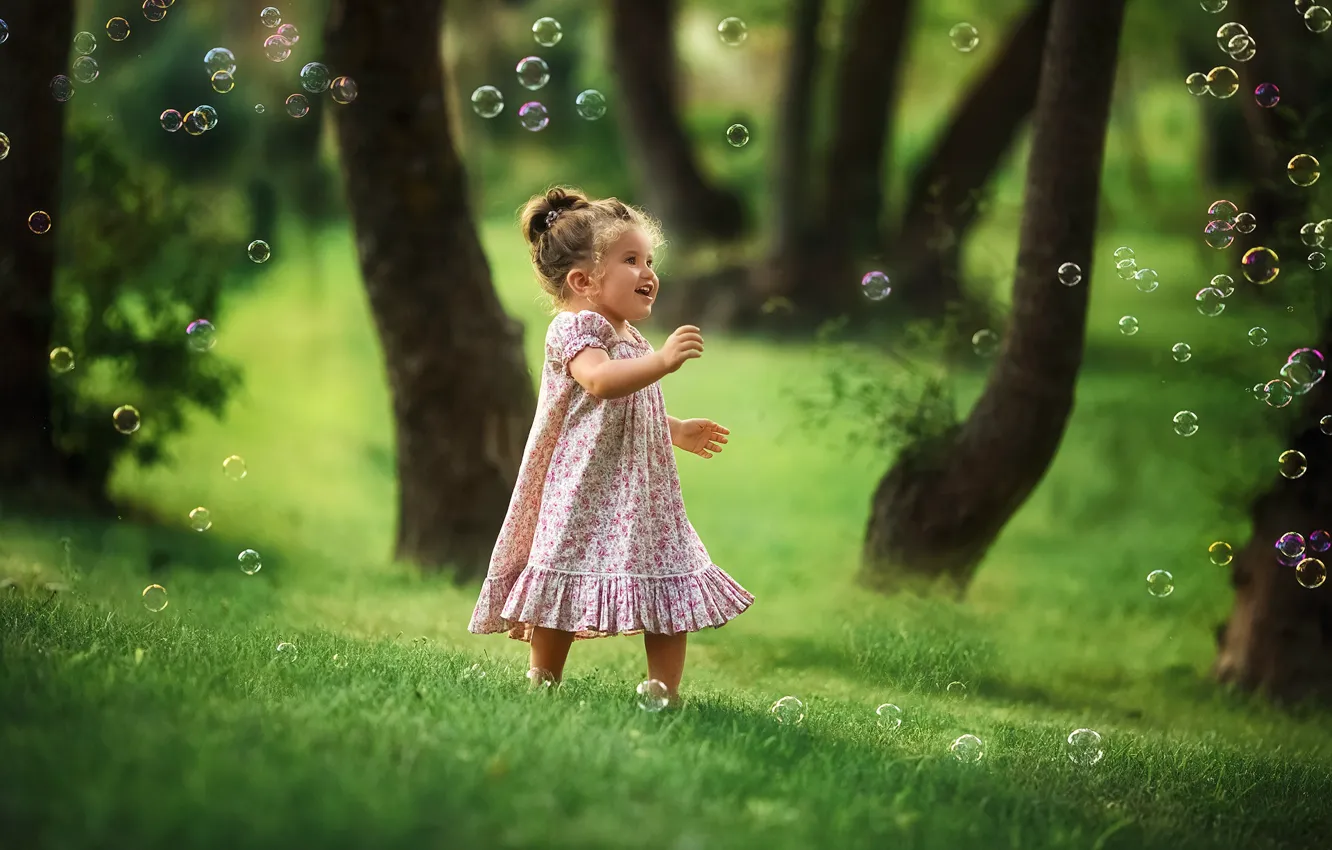 Фото обои трава, пузыри, платье, девочка