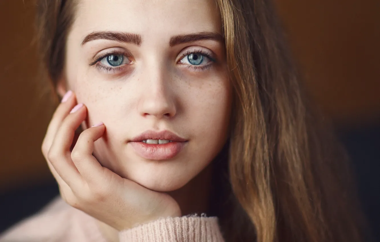 Фото обои взгляд, девушка, крупный план, лицо, портрет, руки, макияж, прическа