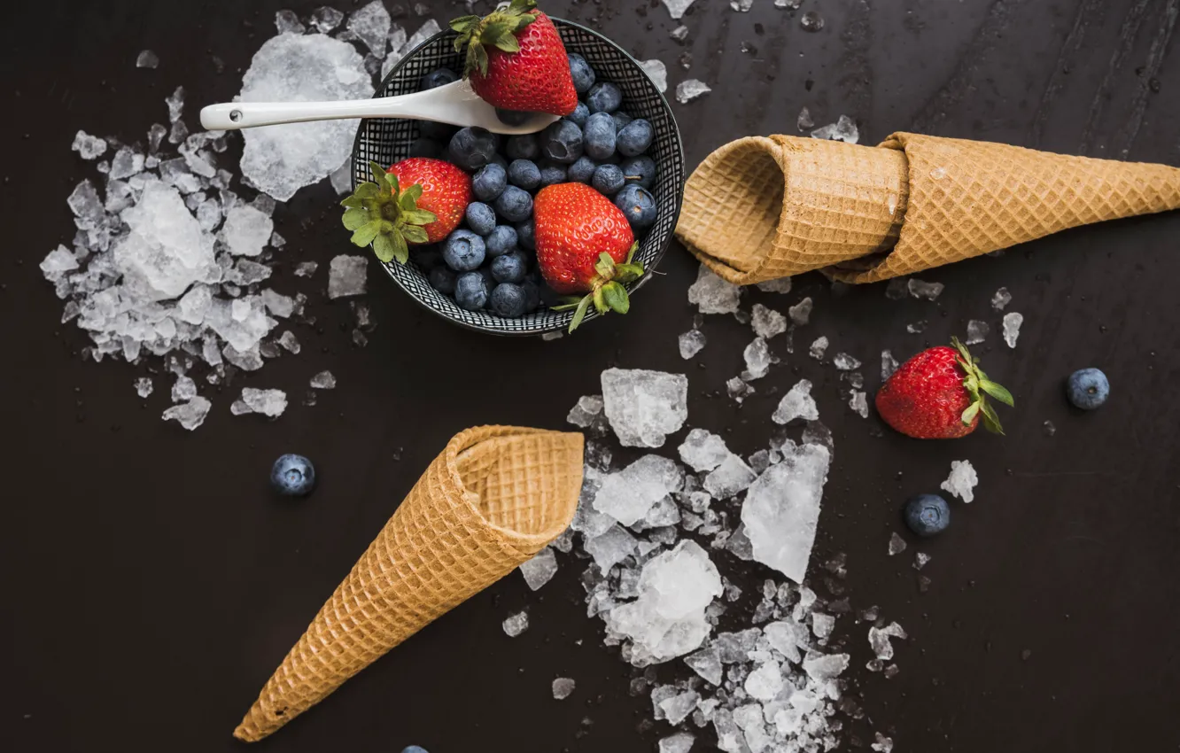 Фото обои лед, ягоды, фон, черный, клубника, мороженое, рожок, десерт