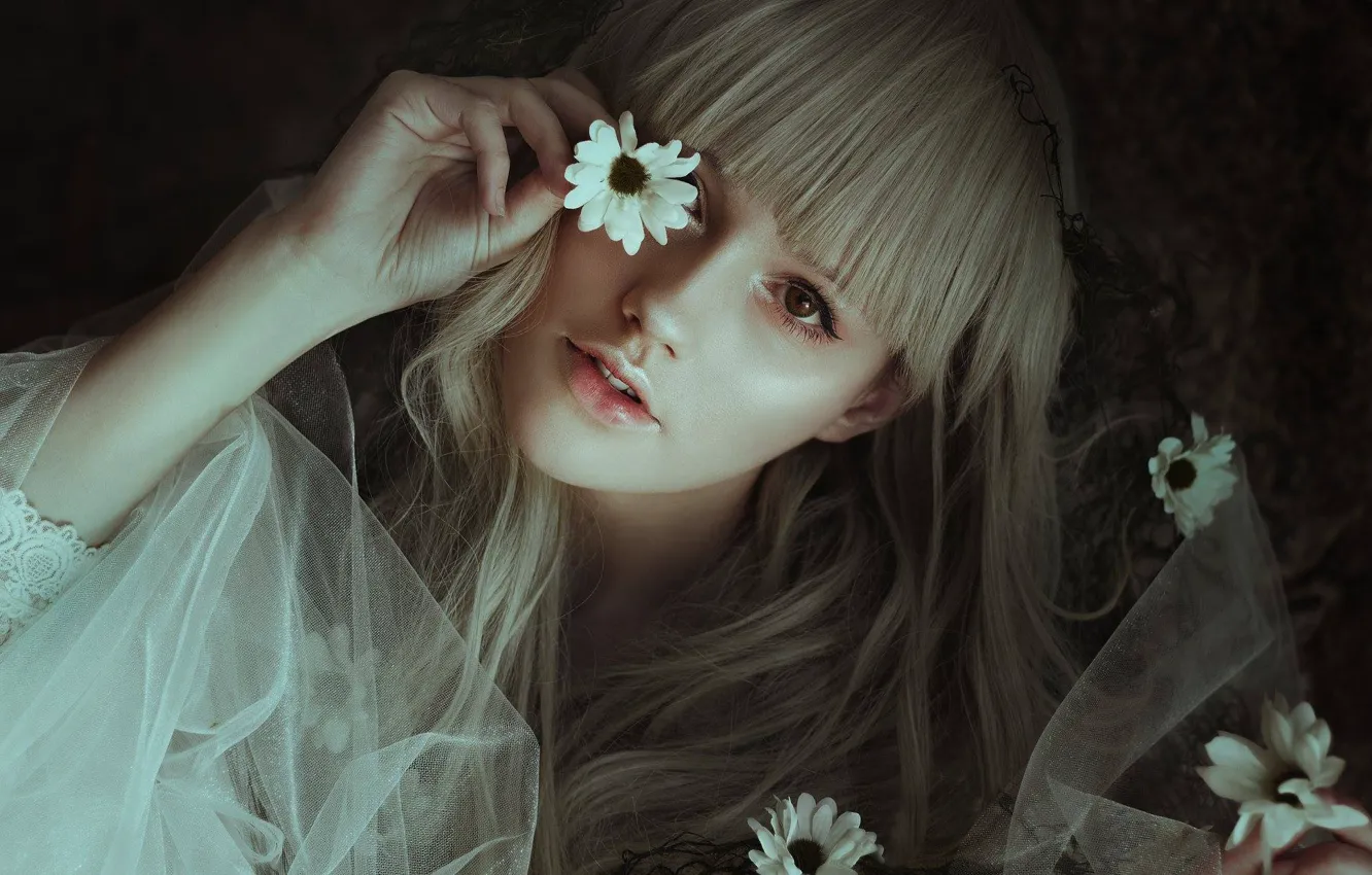 Фото обои взгляд, девушка, цветы, лицо, настроение, волосы, рука, чёлка