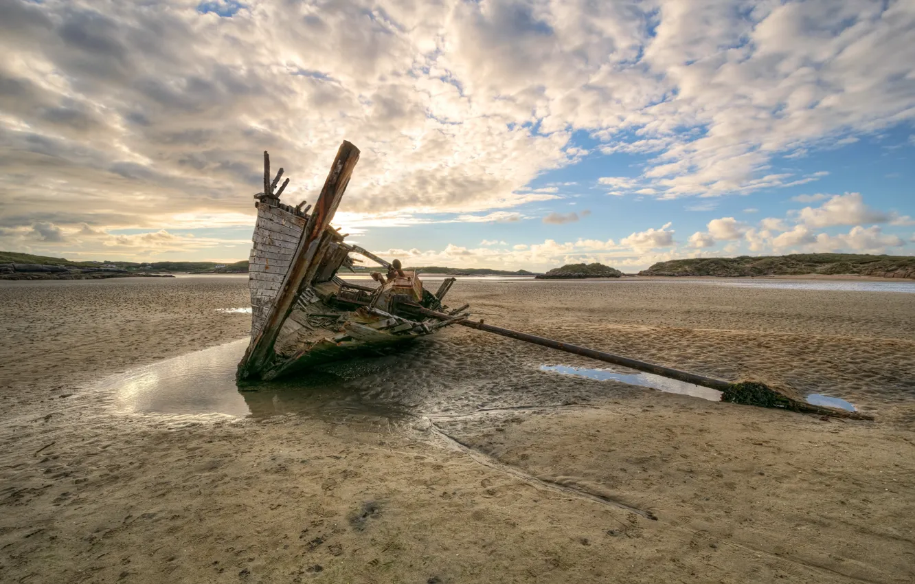 Фото обои побережье, лодка, разбитая, старая