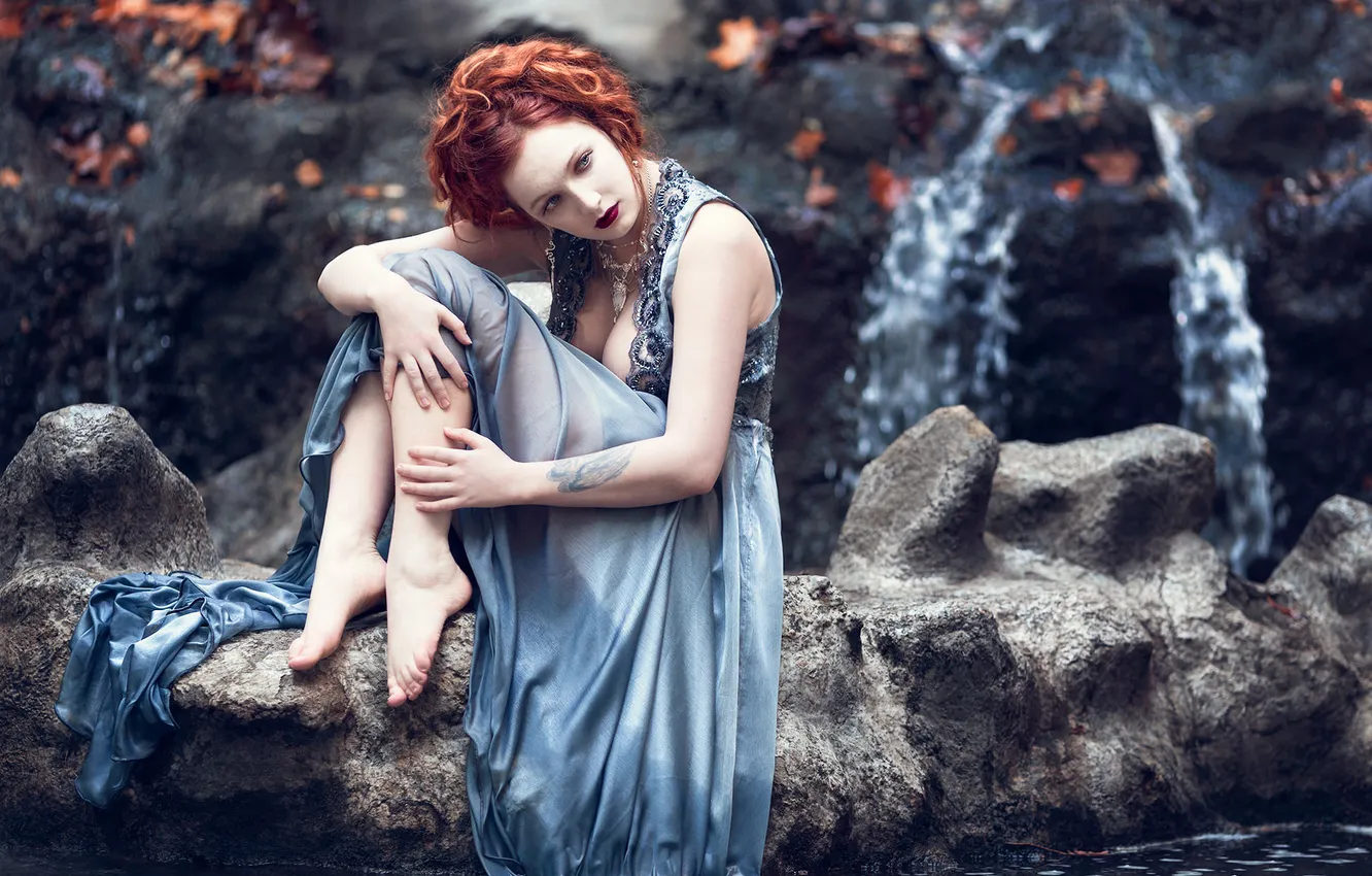 Фото обои грудь, глаза, листья, вода, скалы, женщина, волосы, платье