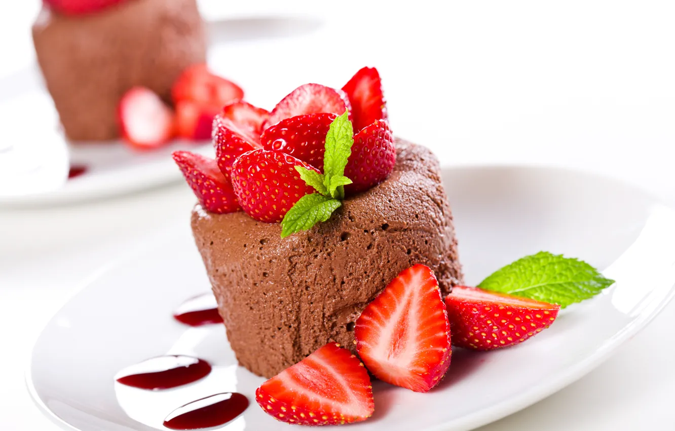 Фото обои ягоды, клубника, тарелка, красные, мята, десерт, сладкое, шоколадный