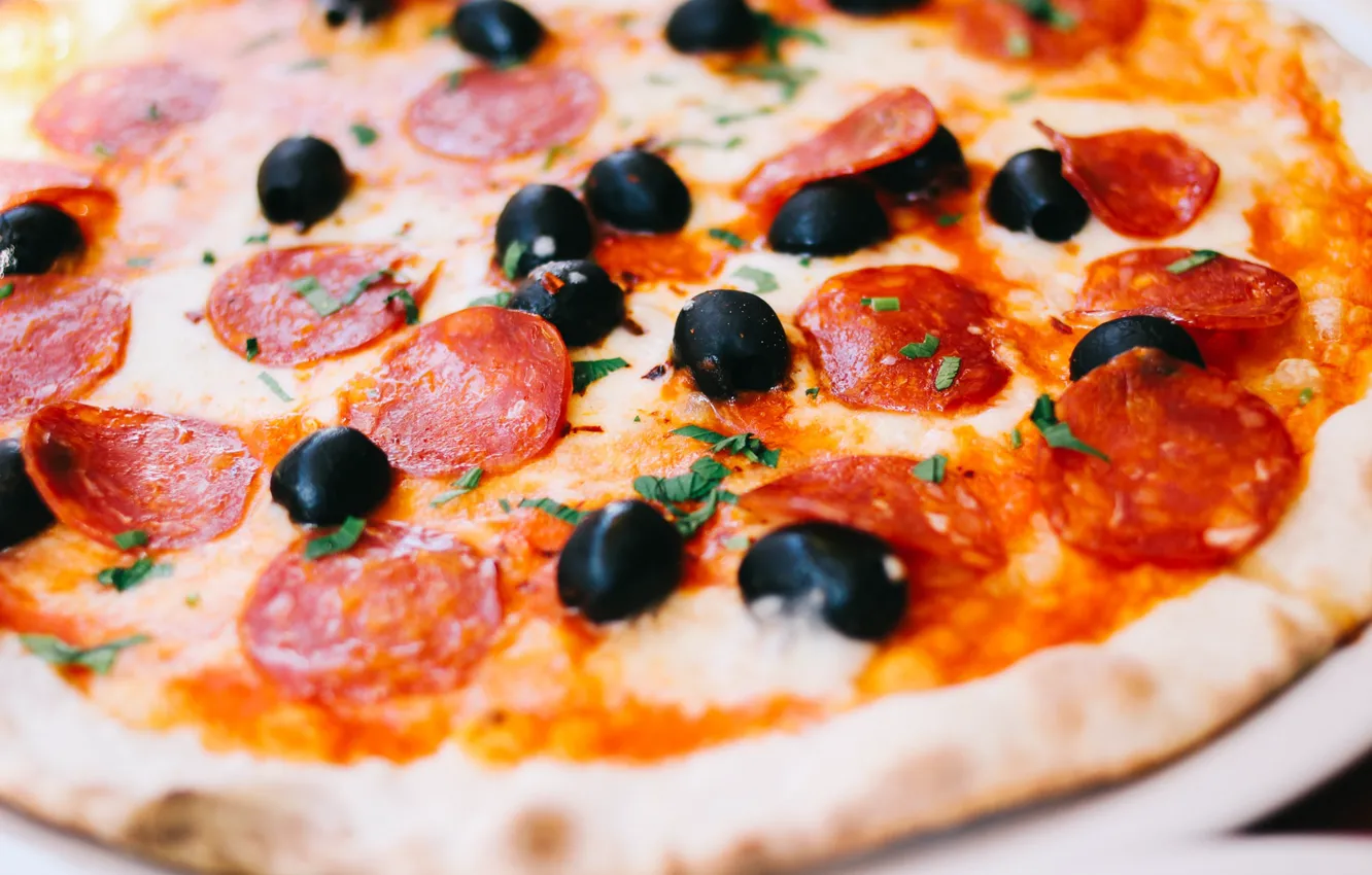Фото обои зелень, сыр, пицца, pizza, маслины, тесто, колбаски, салями