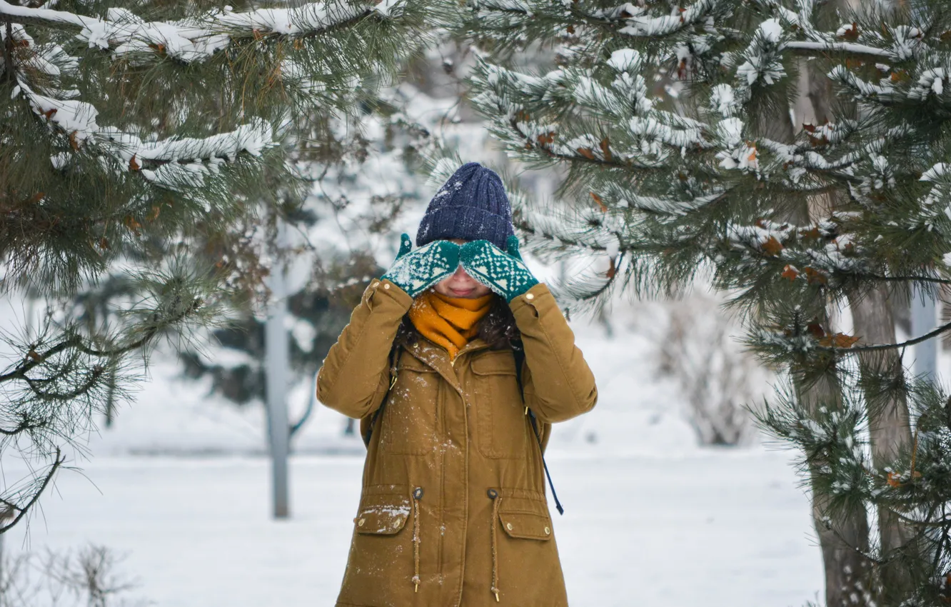 Фото обои зима, лес, девушка, снег, деревья, шапка, куртка