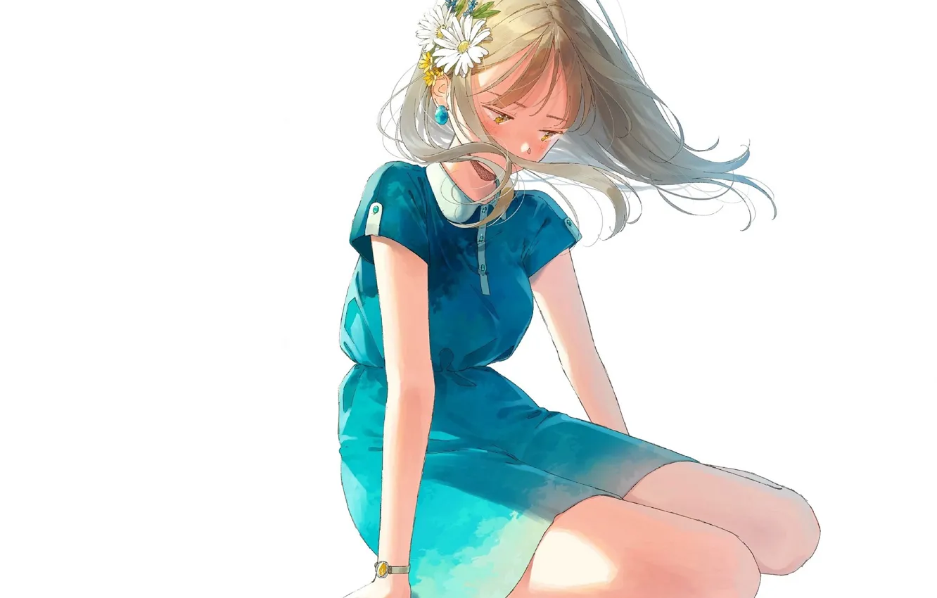 Фото обои девочка, белый фон, цветок в волосах, голубое платье, часики, сидит на коленях