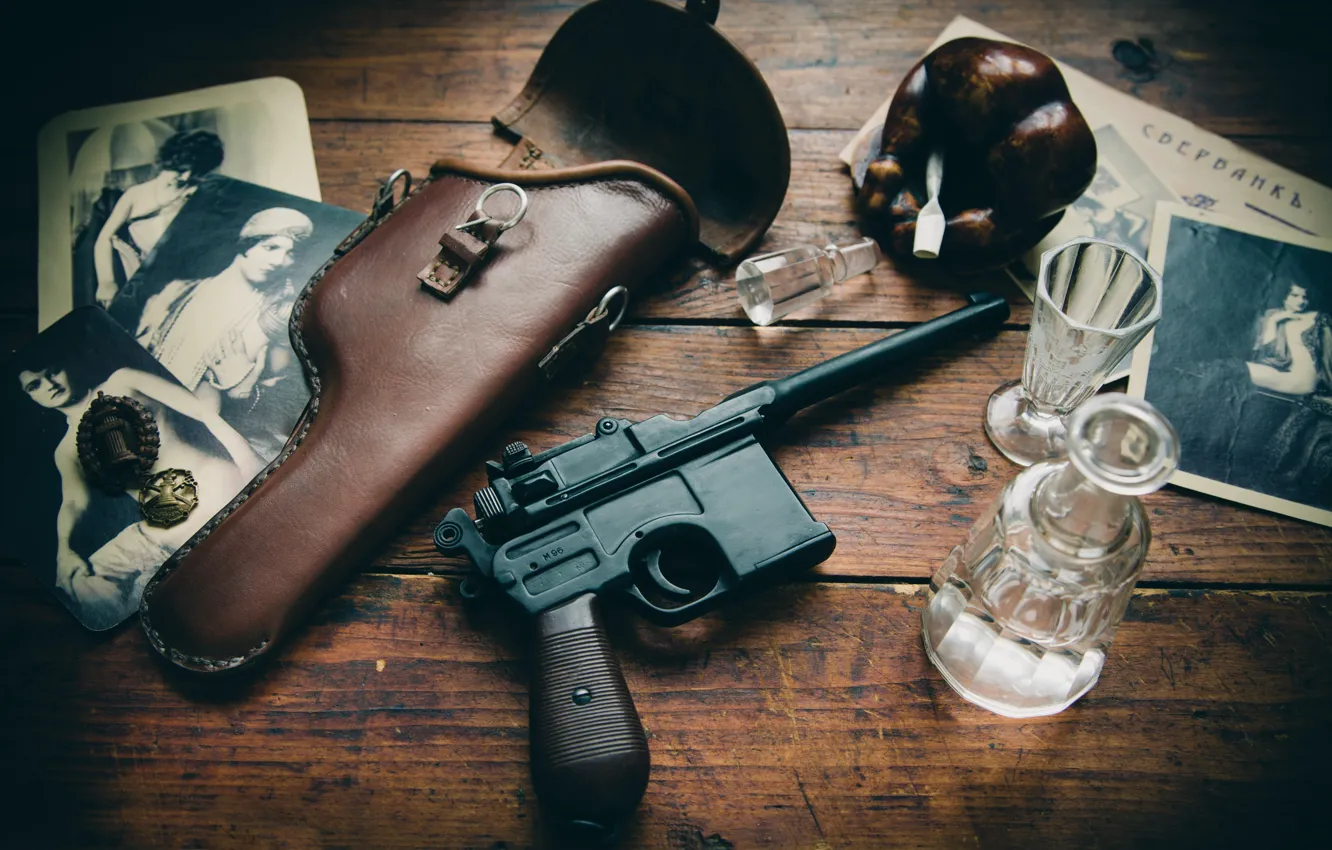 Фото обои пистолет, оружие, стол, Фото, пепельница, кобура, рюмки, «Маузер»