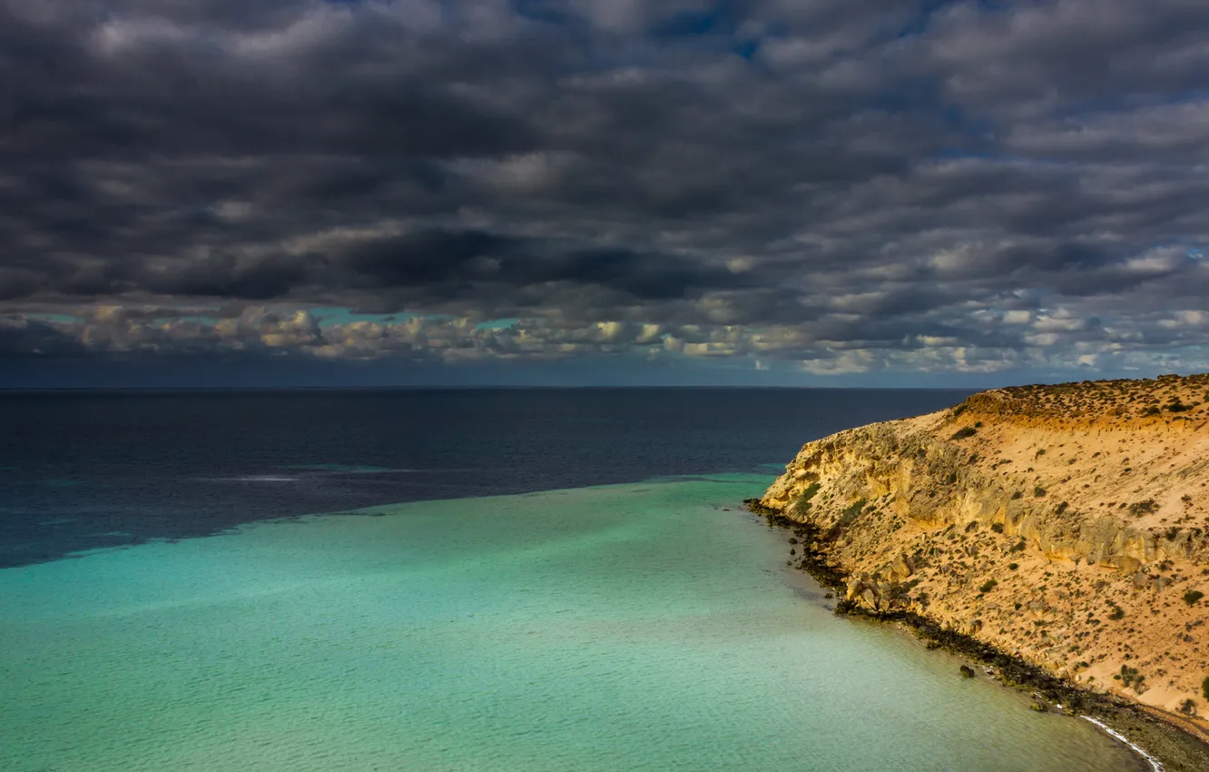 Фото обои море, небо, облака, тучи, пасмурно, скалы, берег, даль