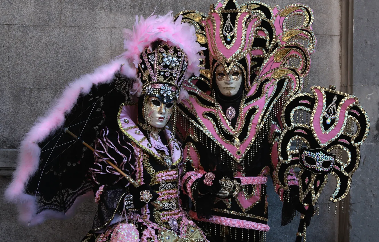 Фото обои зонт, перья, маска, пара, костюм, Венеция, карнавал