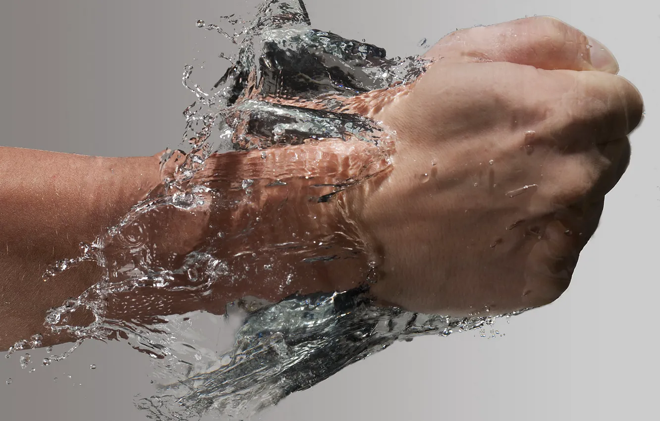 Фото обои вода, рука, удар, кулак