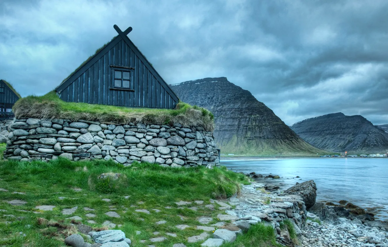 Фото обои небо, облака, горы, озеро, hdr, домик, Исландия, Iceland