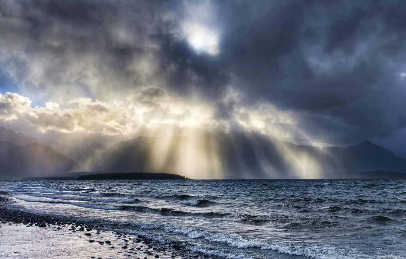 Фото обои волны, вода, облака, лучи, свет, камни, Берег