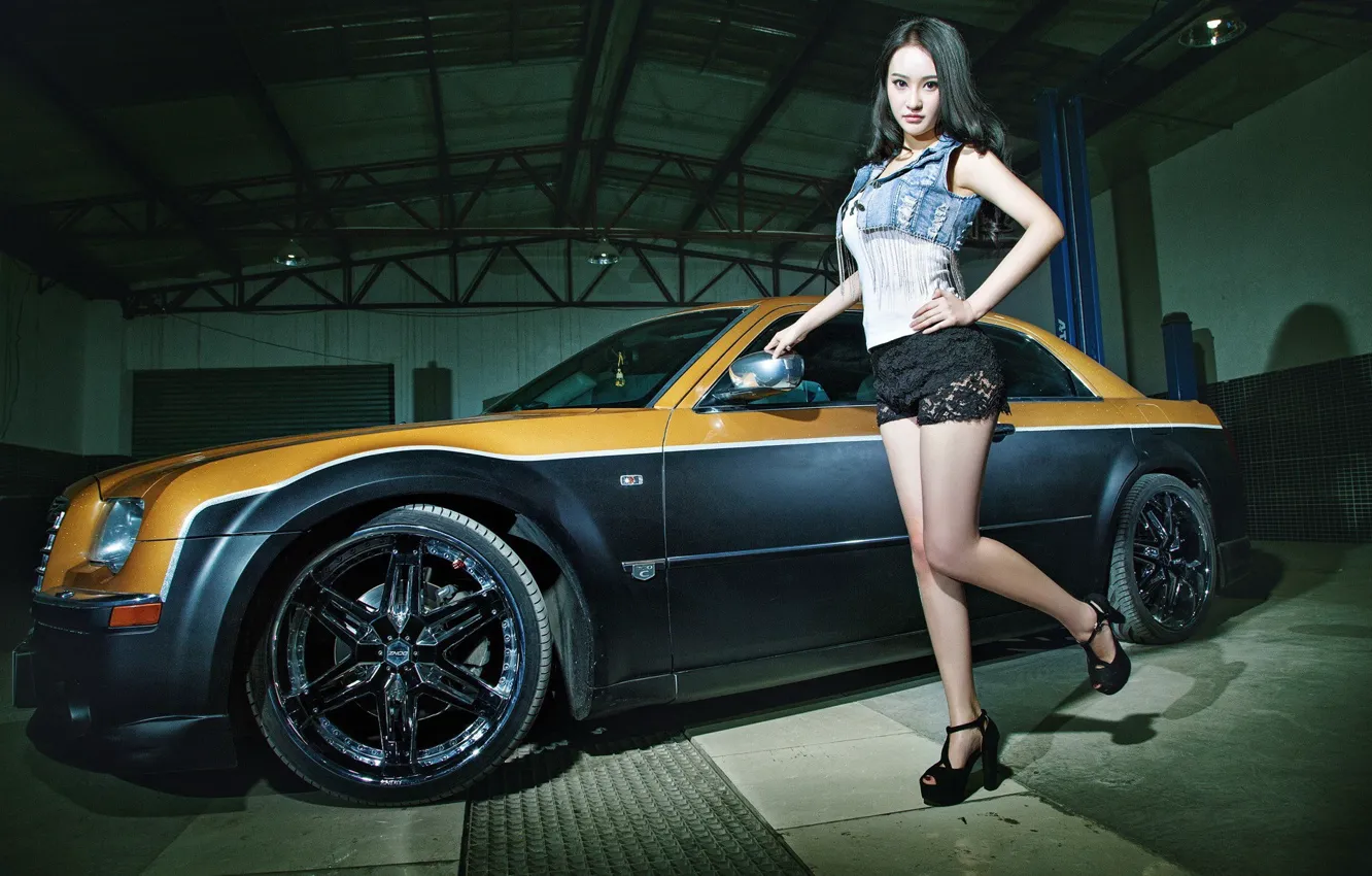 Фото обои авто, Девушки, Chrysler, азиатка, красивая девушка, взгля