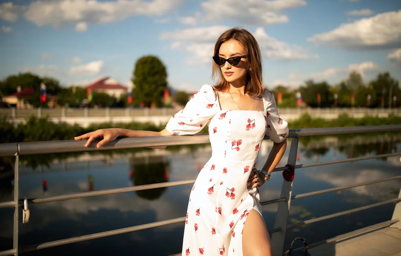 Фото обои девушка, поза, река, руки, платье, очки, Дмитрий Шульгин