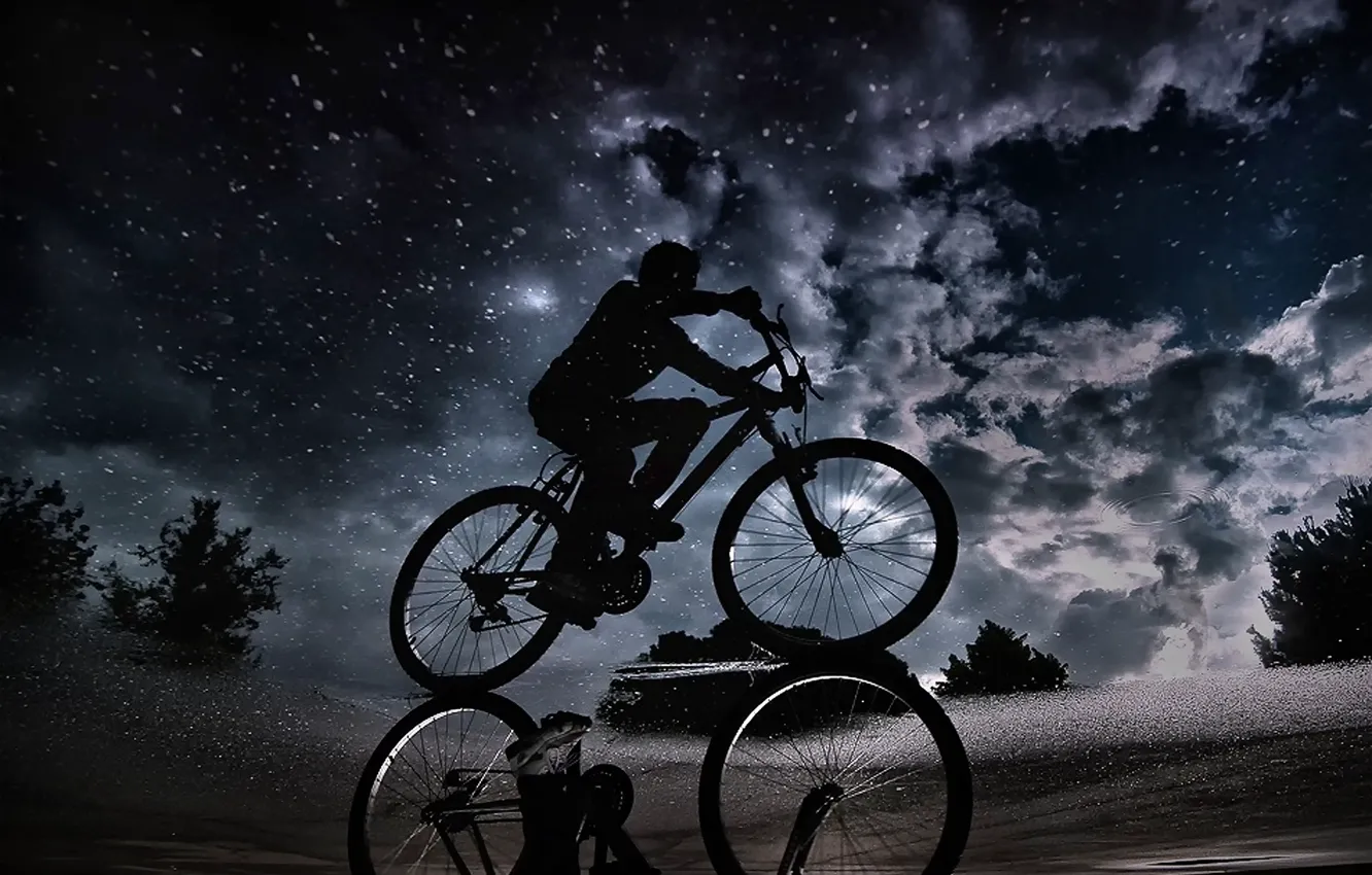 Фото обои небо, облака, ночь, отражение, лужа, велосипедист