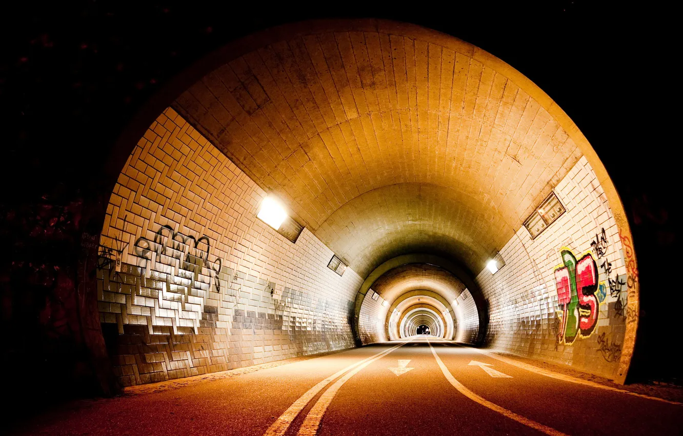 Фото обои дорога, свет, лампы, граффити, освещение, тоннель