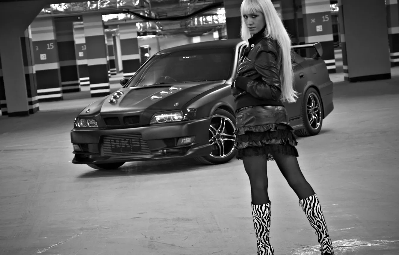 Фото обои взгляд, Девушки, блондинка, парковка, красивая девушка, чёрно белое фото, Toyota Chaser, тёмный авто