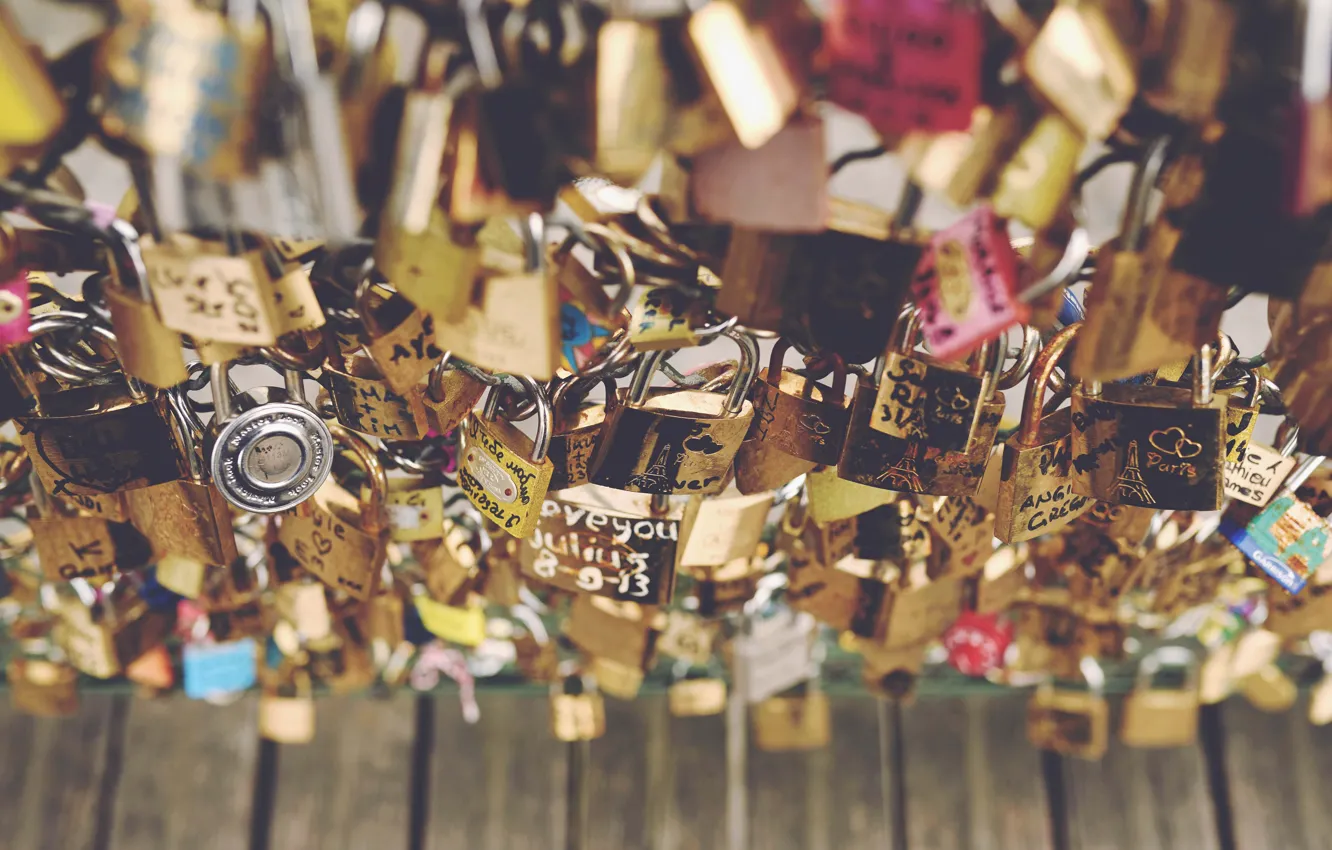 Фото обои Paris, love, France, locks, Quartier Saint-Germain-l'Auxerrois