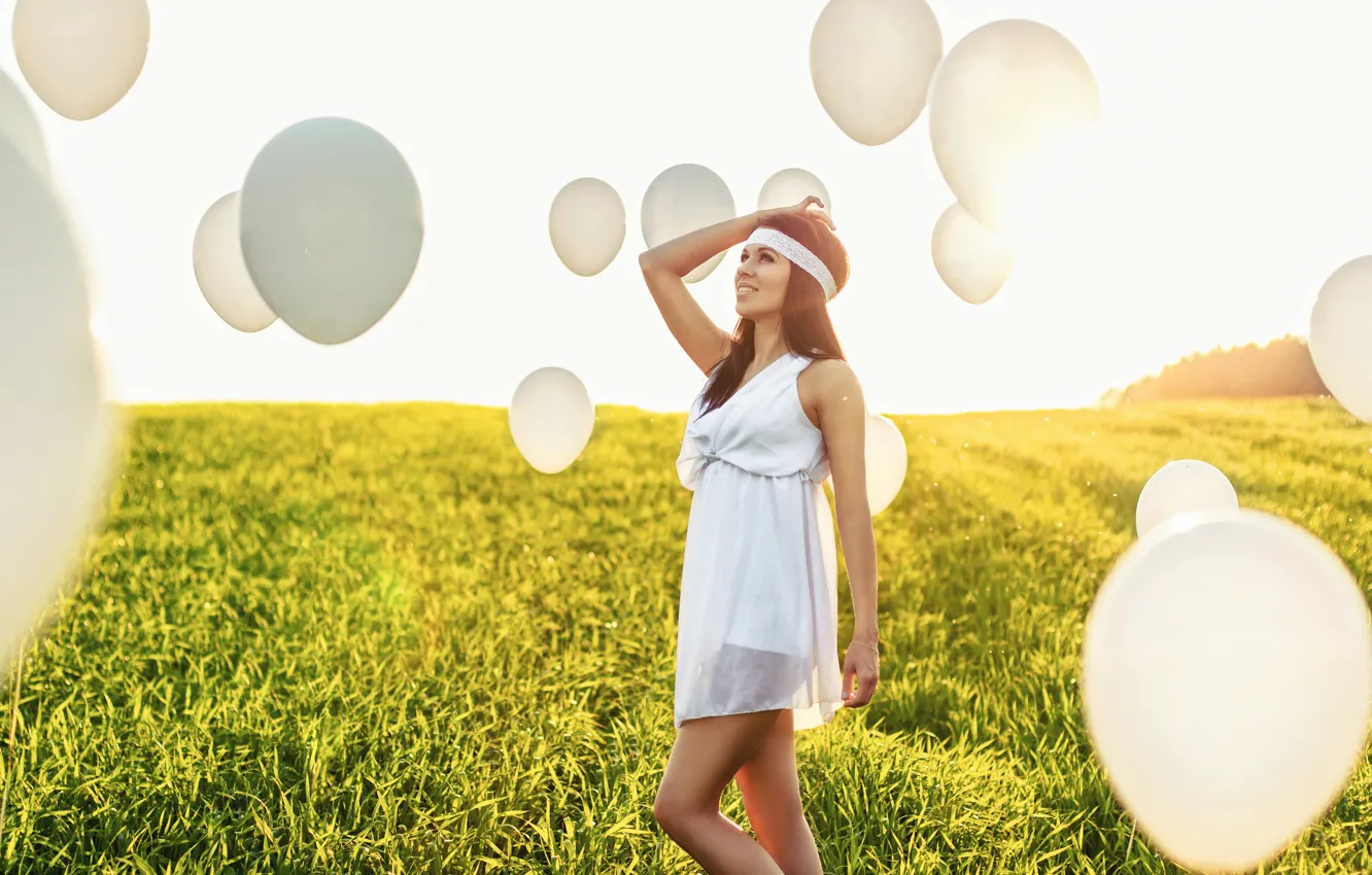 Фото обои поле, девушка, закат, шары, белое, фигура, стройная, платье