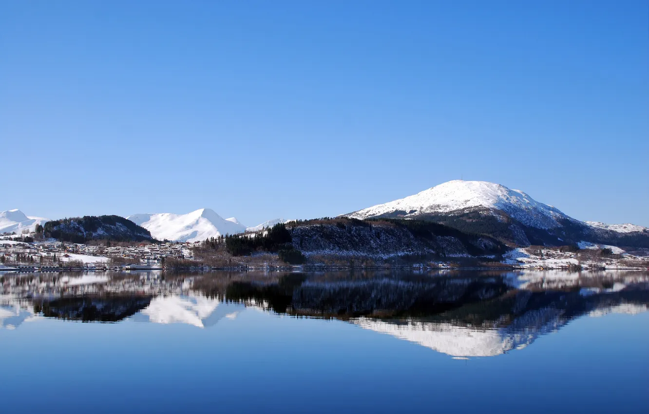 Фото обои небо, снег, горы, озеро, отражение, городок
