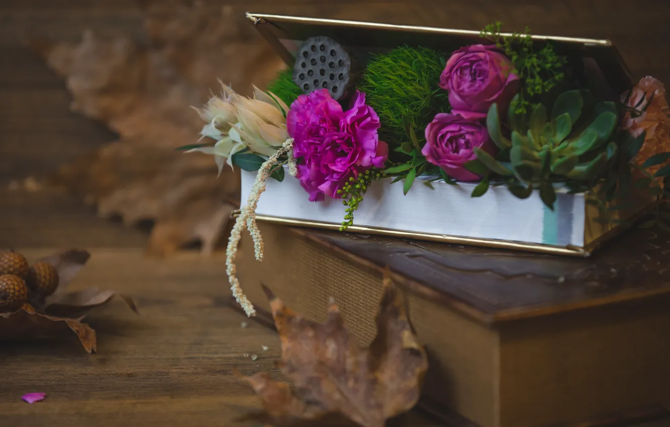 Фото обои цветы, стол, коробка, букет
