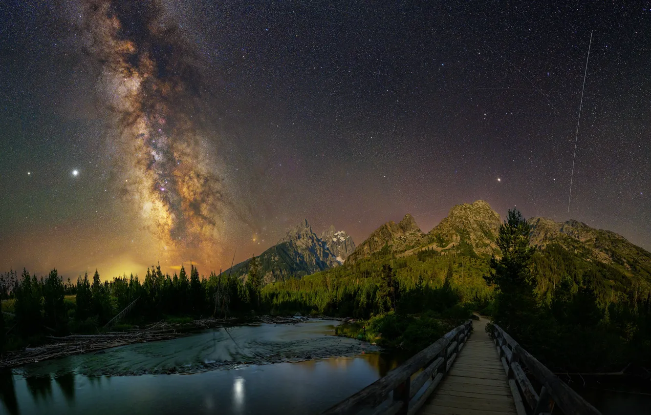 Фото обои лес, звезды, горы, ночь, мост, озеро, скалы, берег