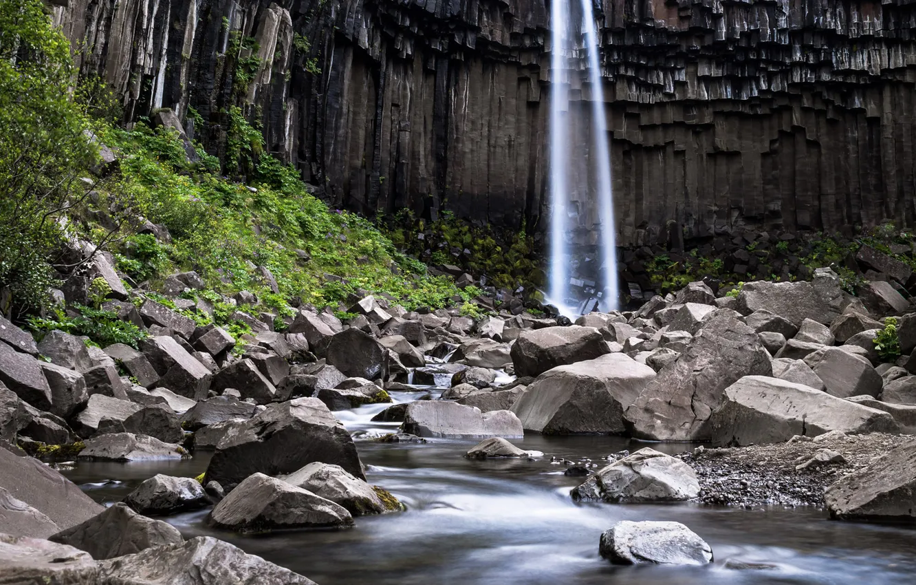 Фото обои зелень, вода, камни, скалы, водопад