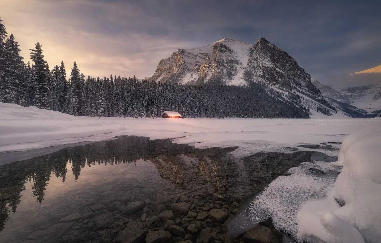 Фото обои зима, лес, снег, горы, озеро, избушка, Канада, Альберта