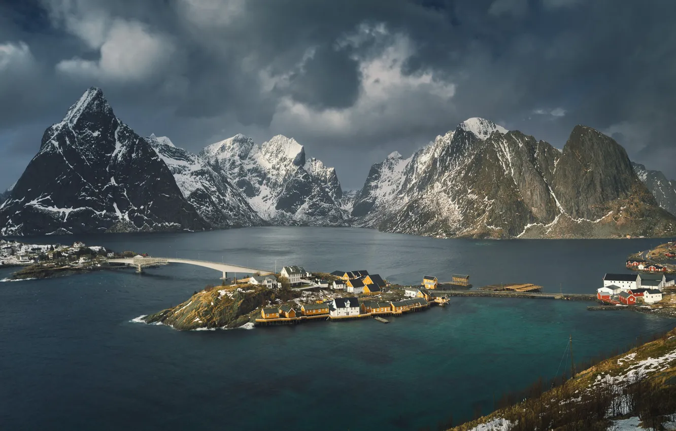 Фото обои небо, облака, горы, тучи, Норвегия, поселок, фьорд, Лофотенские острова