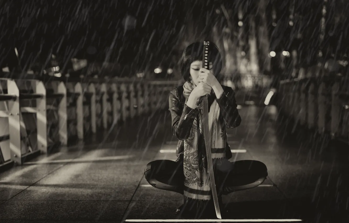 Фото обои девушка, фон, дождь, меч, катана, азиатка