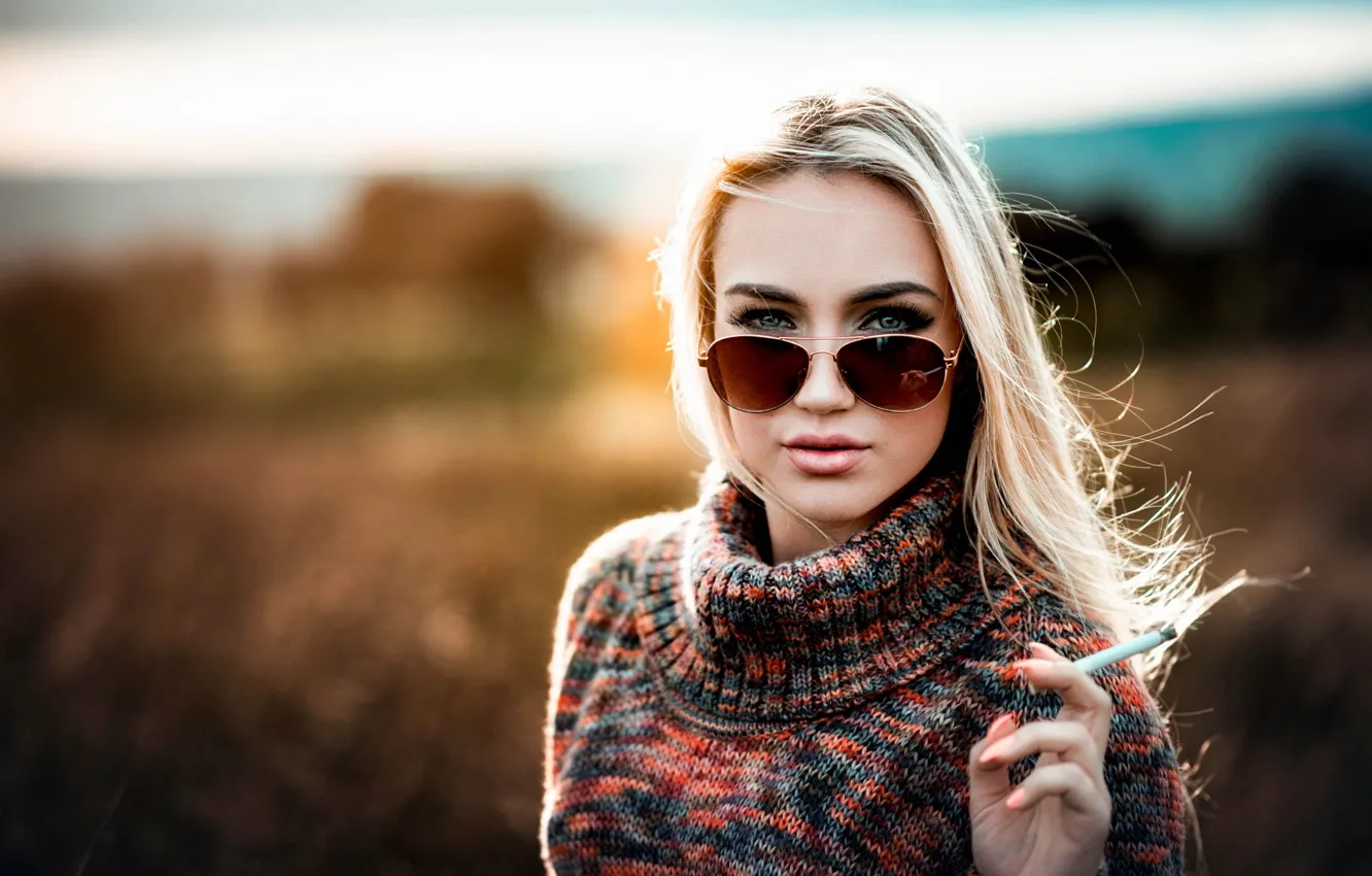 Фото обои girl, smoking, photo, blue eyes, model, lips, cigarette, face