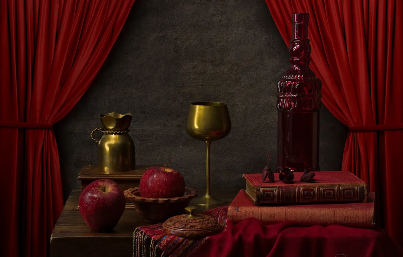 Фото обои красный, бутылка, яблоко, бокалы, книга, шторы