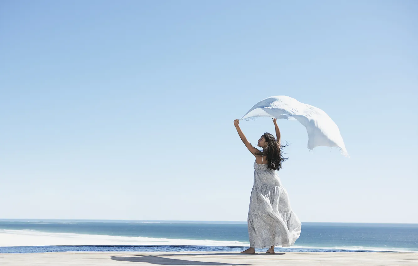 Фото обои море, девушка, ветер, платье, ткань