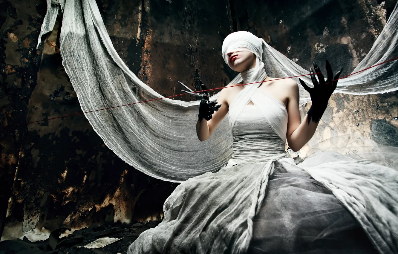 Фото обои woman, scissors, creepy, bandages, cloth, thread, black hands