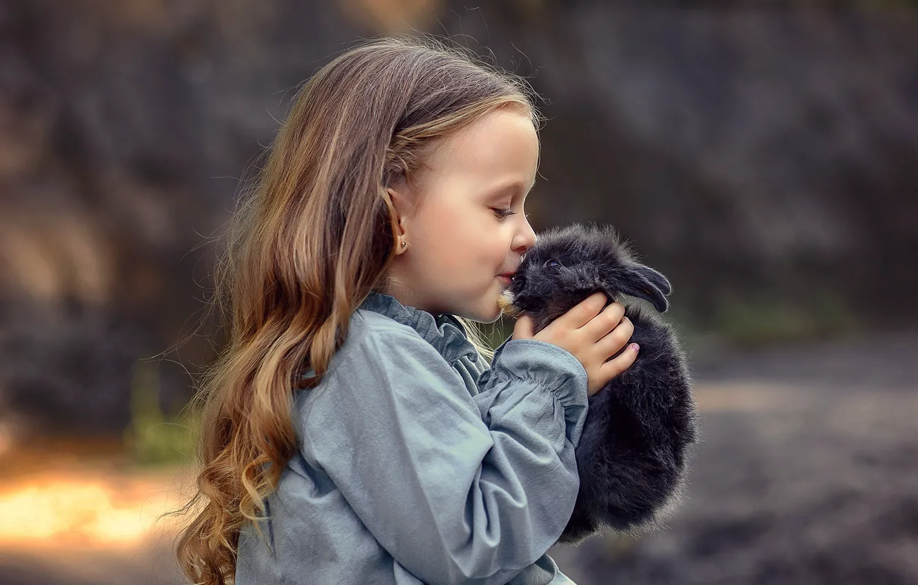 Фото обои животное, поцелуй, кролик, платье, девочка, ребёнок, питомец, Виктория Дубровская
