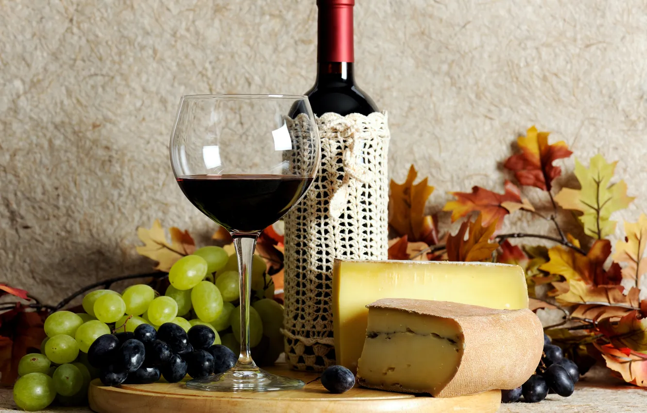 Фото обои осень, листья, вино, красное, бокал, бутылка, сыр, виноград
