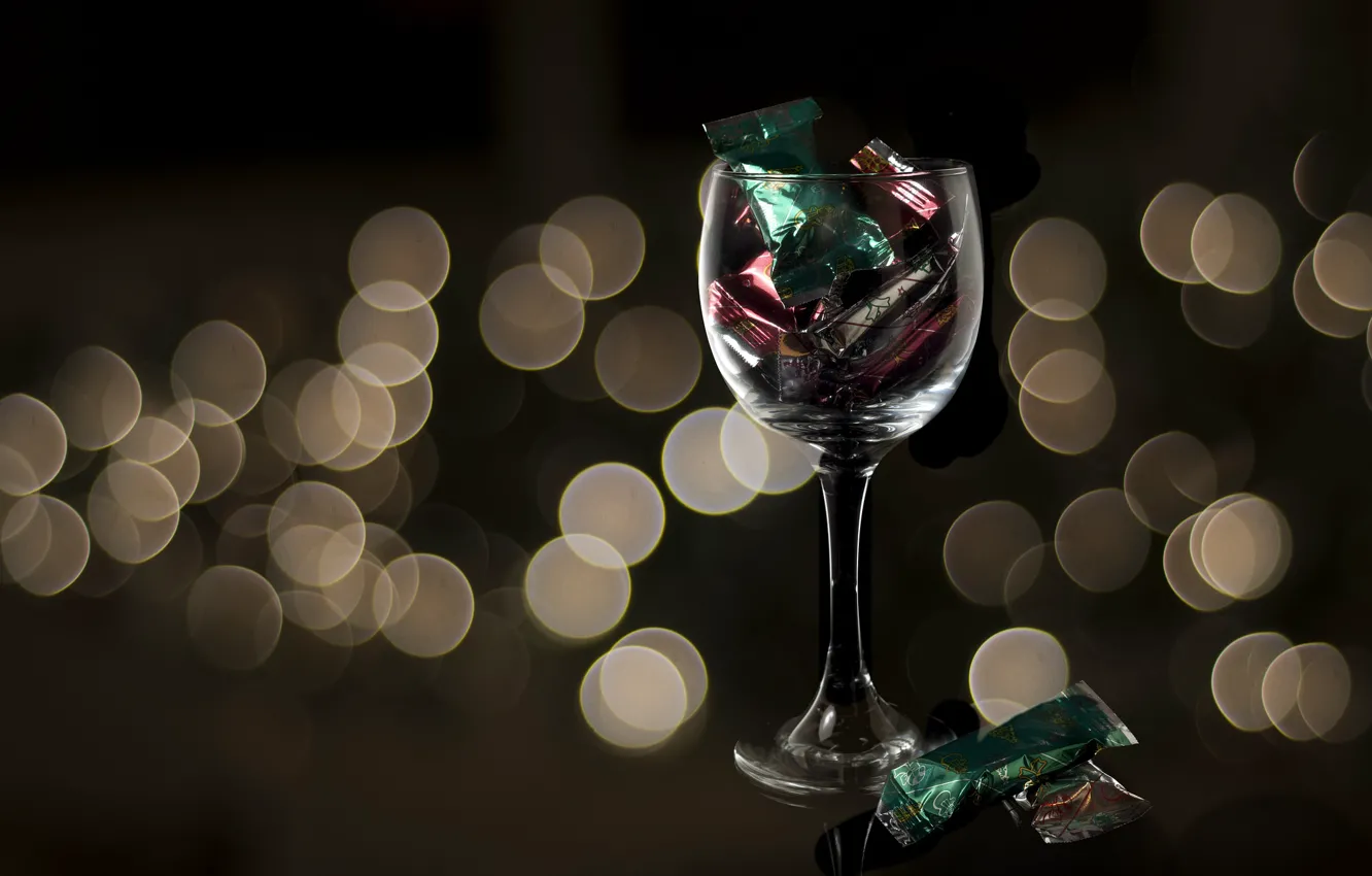 Фото обои фон, бокал, конфеты