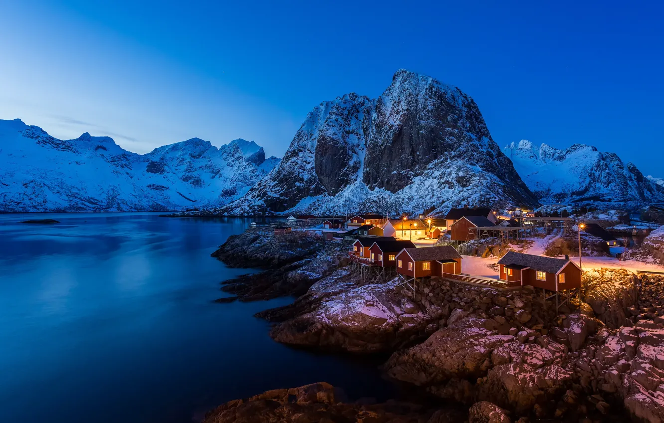 Фото обои зима, свет, снег, горы, скалы, дома, фьорд