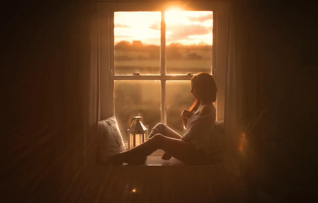 Фото обои девушка, окно, ножки, гетры, солнечный свет, sun kissed
