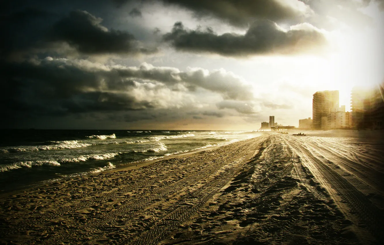 Фото обои море, волны, пляж, небо, лучи, свет, следы, тучи